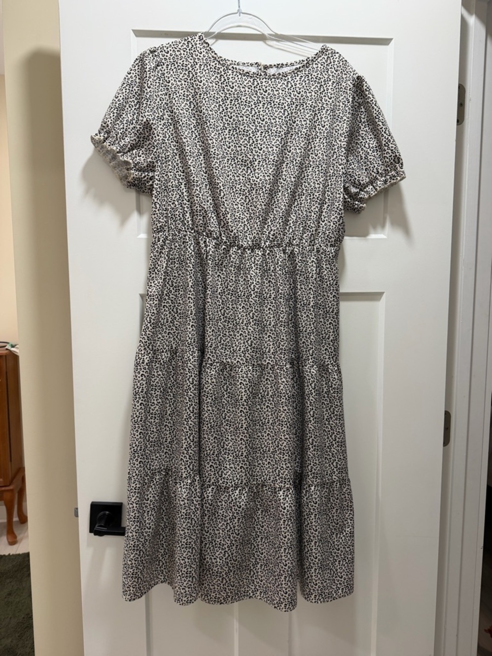 Women's Short Sleeve Tiered Leopard Print Midi Dress - Black/White